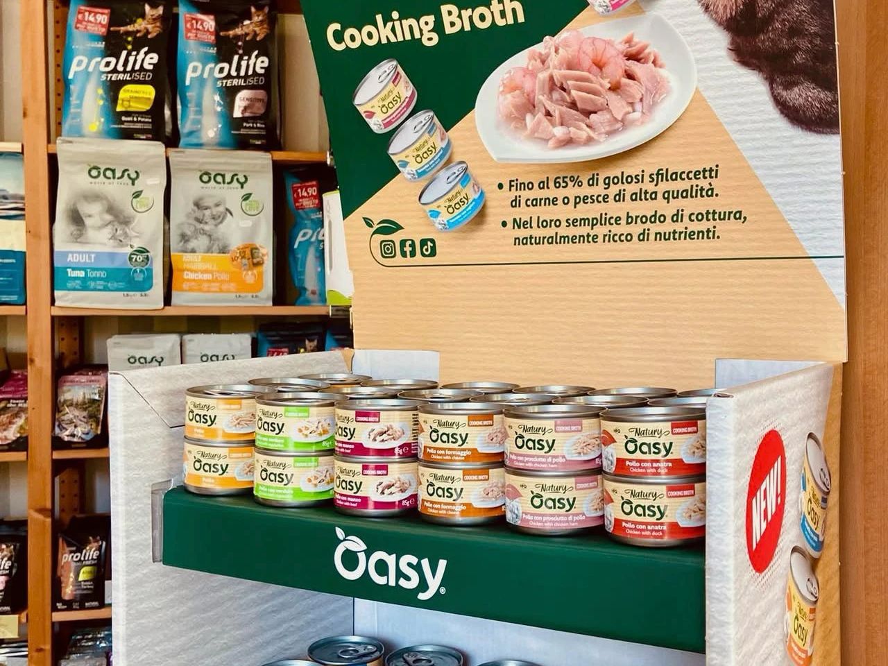 Gli scaffali di alimenti per gatti con l'espositore Oasy