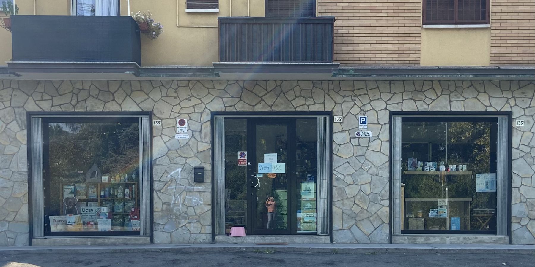 La facciata di Zola Zoo in via Bazzanese 135: l'ingresso tra due vetrine