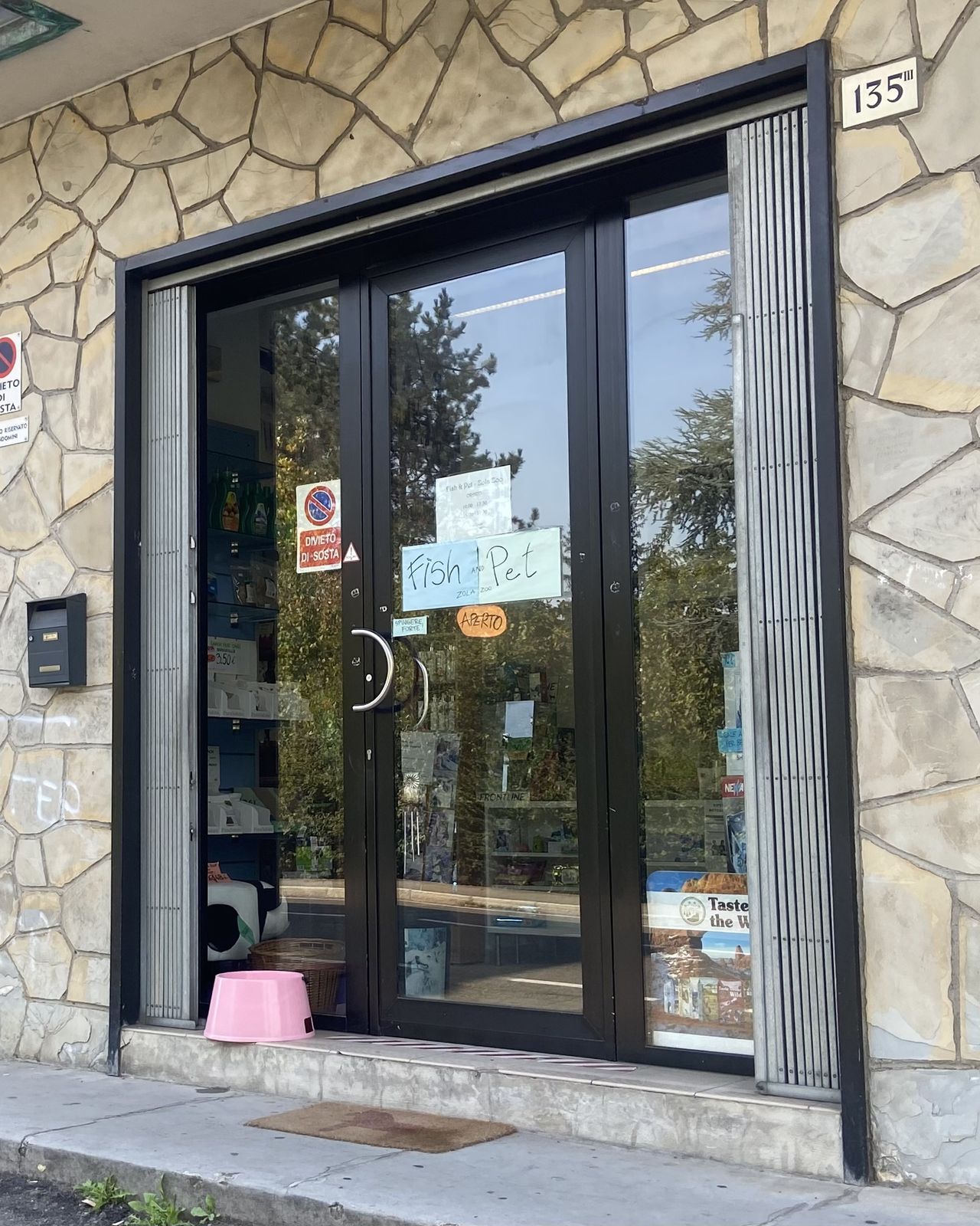 L'ingresso del negozio Zola Zoo in via Bazzanese 135 a Casalecchio di Reno